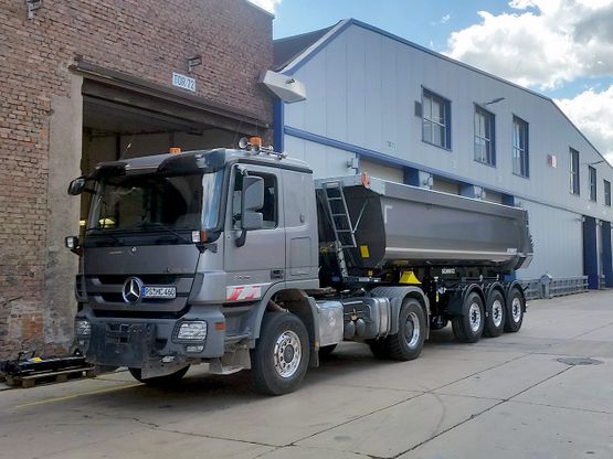 Sattelzüge und Allrad Sattelzüge mit Stahlmulden