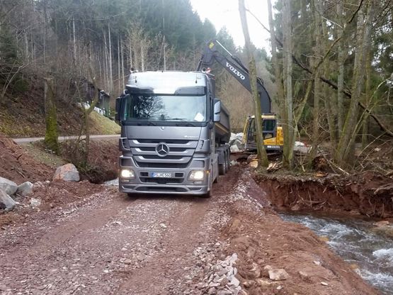 Sattelzüge und Allrad Sattelzüge mit Stahlmulden