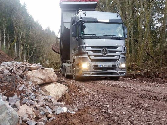 Sattelzüge und Allrad Sattelzüge mit Stahlmulden